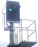 Lichtsignal der Bahn, das Grün zeigt.