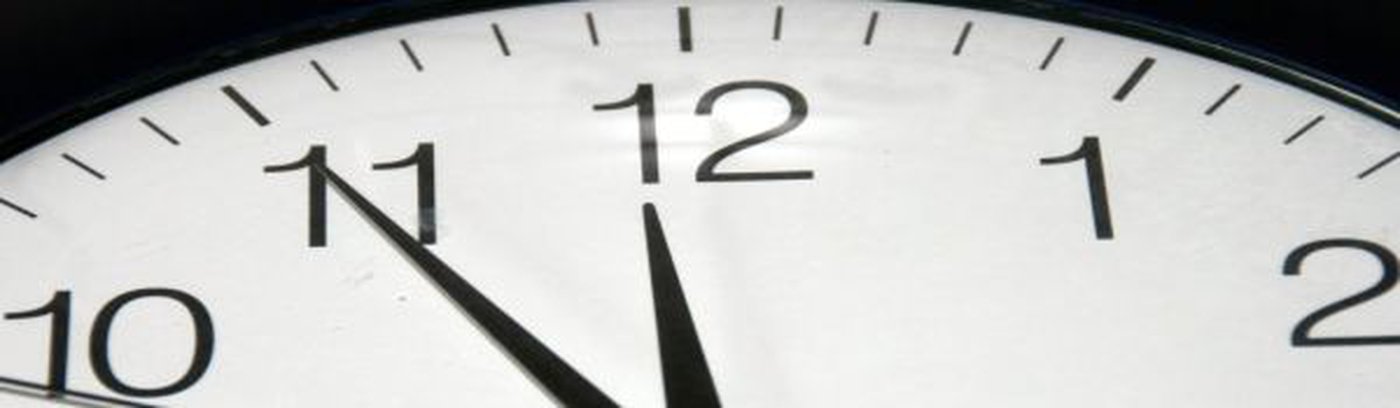 Uhr zeigt 5 vor 12