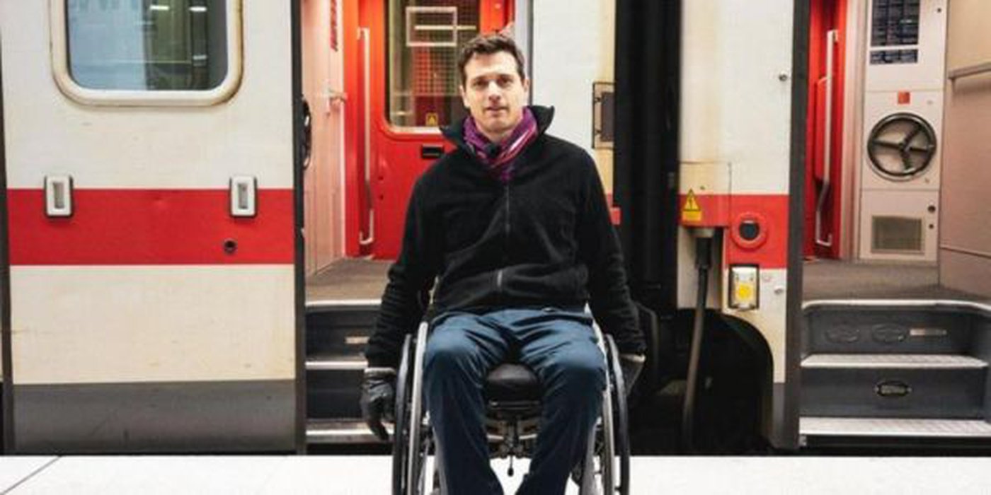 Kay Macquarrie vor ICE der Deutschen Bahn