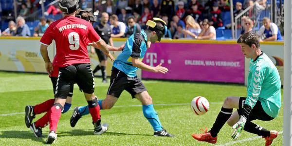 Spannende Szenen vor dem Tor bei den Spielen der Bundesliga des Blindenfussball