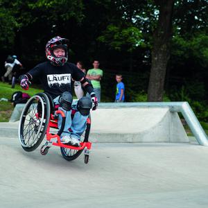 Rollstuhl-Skater Timon Luu auf der Halfpipe