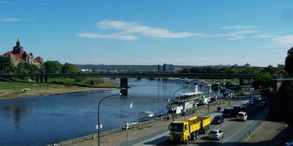 Blick auf die Elbe in Richtung Carolabrücke in Dresden