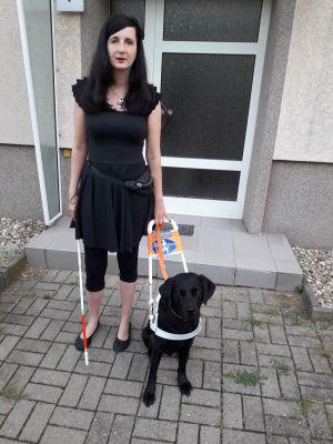 Jennifer Sonntag mit Führhund Paul