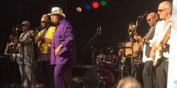 Eb Davis mit Band auf der Bühne beim 25. Bergmannstraßenfest