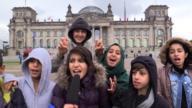 Foto zeigt Kinder und Jugendliche vor dem Reichstag in Berlin