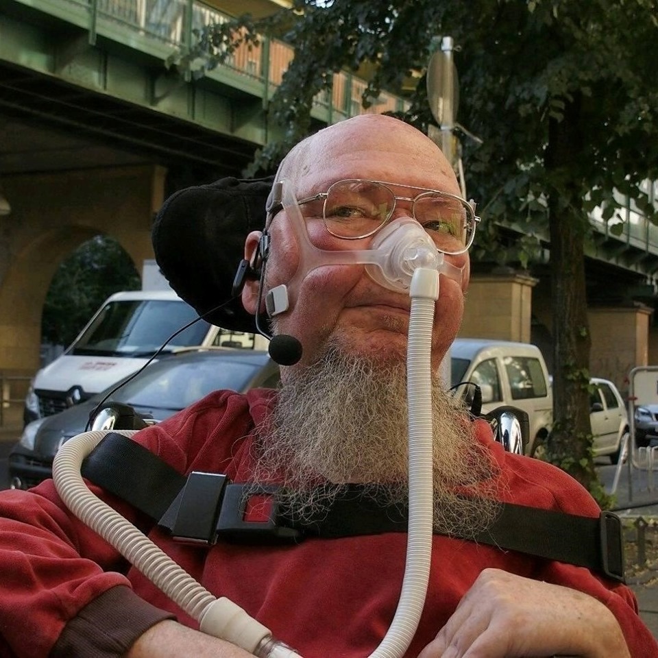 Foto zeigt Matthias Vernaldi mit Beatmungerät