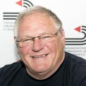 Horst Frehe vor ISL Logos