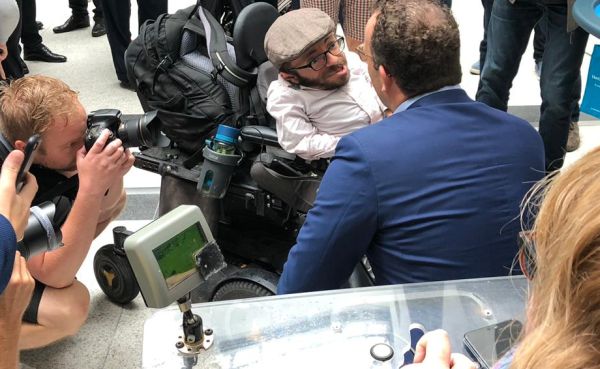 Foto zeigt Raul Krauthausen und Jens Spahn