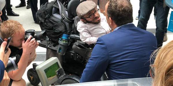 Foto zeigt Raul Krauthausen und Jens Spahn