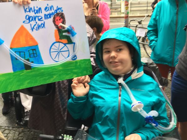 Foto zeigt Amelie Cartolano mit ihrem Poster