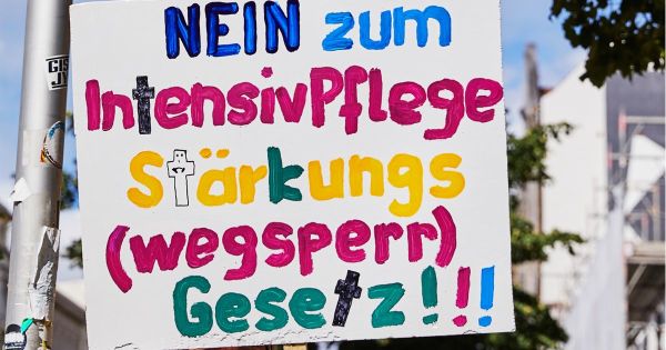 Buntes Plakat: NEIN zum Intensivpflege Stärkungs (wegsperr) Gesetz!!!