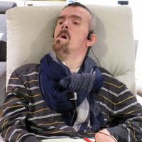 Martin Hackl im Elektrorollstuhl mit Beatmungsgerät