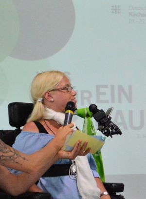 Nicole Andres am Mikrofon