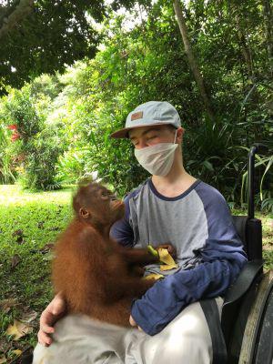 Benni Over mit einem Orang-Utan