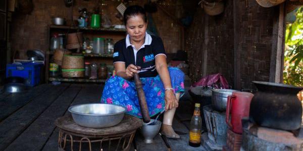 Foto zeigt amputierte Frau in Laos