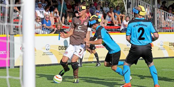 Spielszene im Blindenfussball