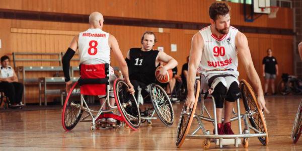 Gemeinsam beim Rollstuhlbaskettball
