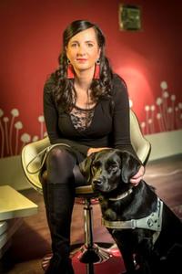 Jennifer Sonntag mit Führhund Paul für das MDR-Format „Mit anderen Augen