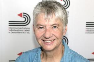 Dr. Sigrid Arnade vor ISL Symbolen