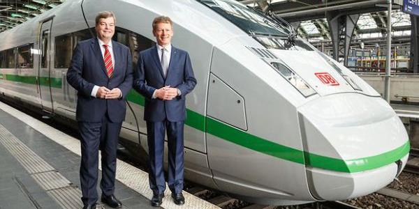 Foto zeigt Vorstellung des neuen Bahn-Design