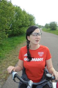 Jennifer Sonntag mit Fahrrad