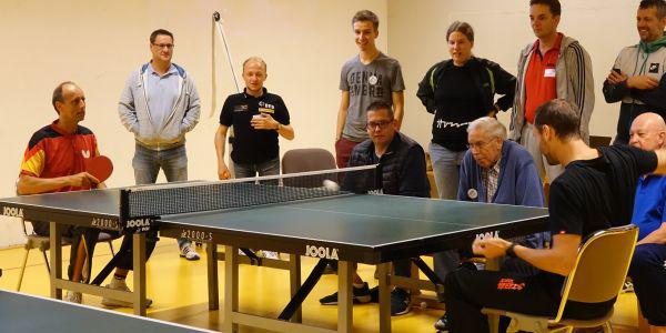 Volker Ziegler, Bundestrainer des Deutschen Behindertensportverbands gab eine Einführung in Tischtennis mit Handicap