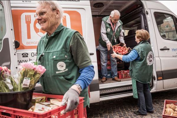 Ausladen der Lebensmittelspenden bei der Bergedorfer Tafel