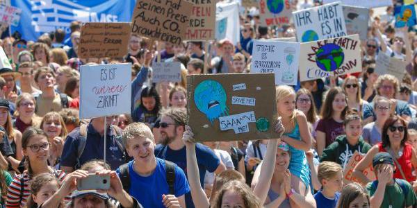 Foto zeigt Demo  gegen Klimakatastrophe