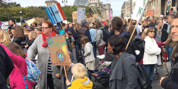 Foto zeigt junge und alte Menschen bei der Demo