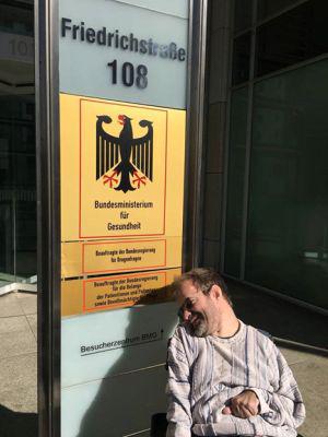 Arnd Hellinger vor dem BMG