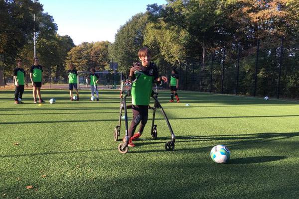 Enosch mit Gehhilfe beim Training der Kick-Mit-Gruppe