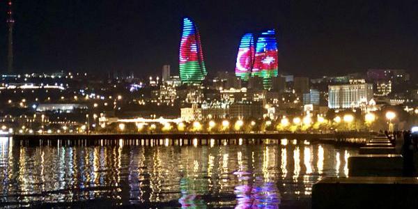 Blick auf das nächtliche Baku