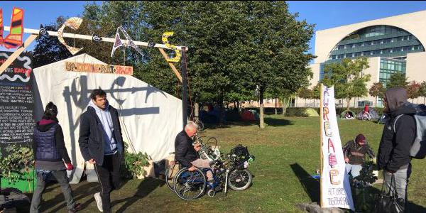 Foto zeigt Klimaschützer im Protestcamp am Kanzleramt