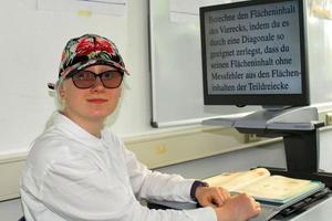 Kaya Chiara vor ihrem Lesegerät in der Klasse.