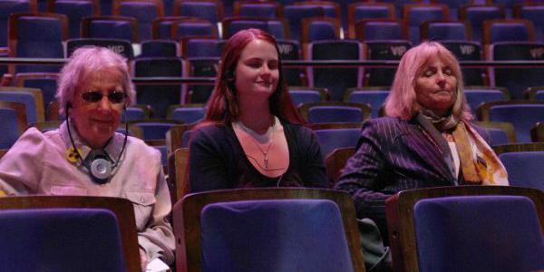 Testerinnen des Audio-Kommentars bei der Generalprobe der VIVID GRAND SHOW mit Audiodeskription.