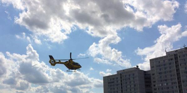 Foto zeigt einen Rettungshubschrauber am Himmel
