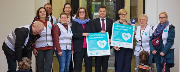 Aktion: Assistenzhunde Willkommen vor dem BMAS