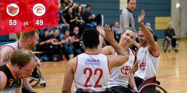 Rollstuhlbasketballer freuen sich nach dem ersten Heimsieg.
