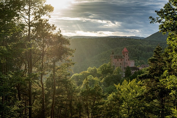 Burg Berwartstein im Pfälzerwald bei Sonnenuntergang
