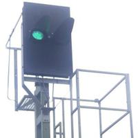 Lichtsignal der Bahn, das Grün zeigt.