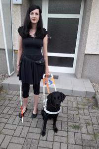 Jennifer Sonntag mit Führhund Paul
