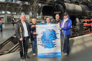 Reisegruppe Niemand vor historischer Lok in Leipzig