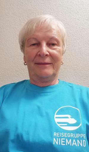 Carola Szymanowicz mit T-Shirt der Reisegruppe Niemand