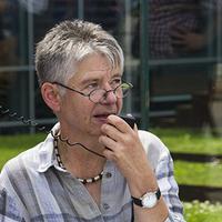 Dr. Sigrid Arnade spricht ins Megaphon