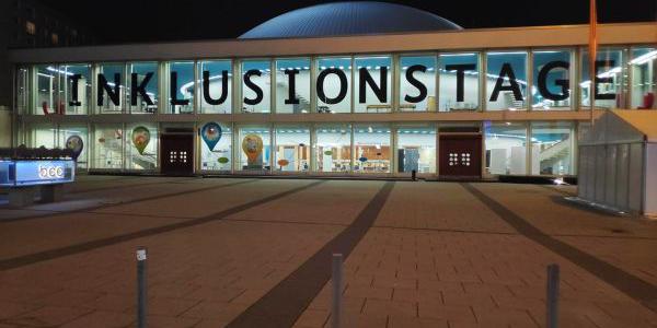 bcc in Berlin beleuchtet mit Schrift Inklusionstage
