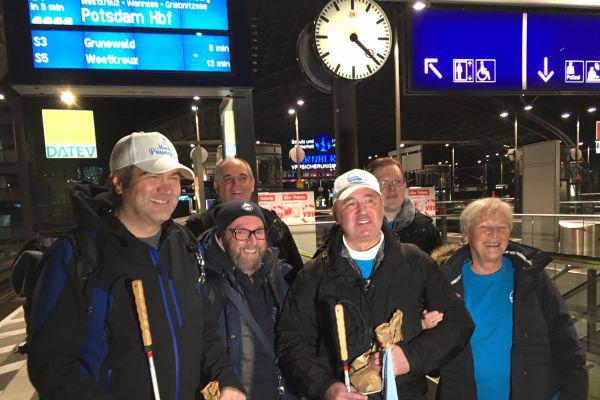 Foto zeigt die Reisegruppe auf dem Berliner Haupatbahnhof