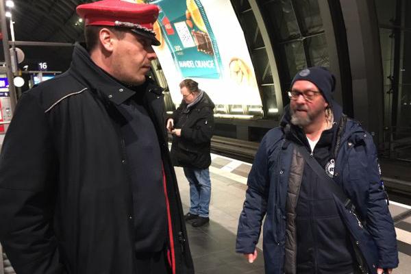 Foto zeigt Bahner in Berlin mit Rolf Allerdissen