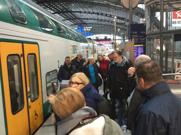 Reisegruppe Niemand nach Ankunft in Berlin am Zug am 15.11.19