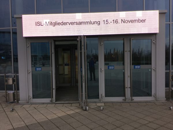 Beleuchtetes Hinweisschild auf die ISL-Mitgliederversammlung der Messe Erfurt