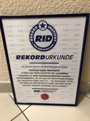 Urkunde zum Weltrekord, den die Reisegruppe Niemand geschafft hat